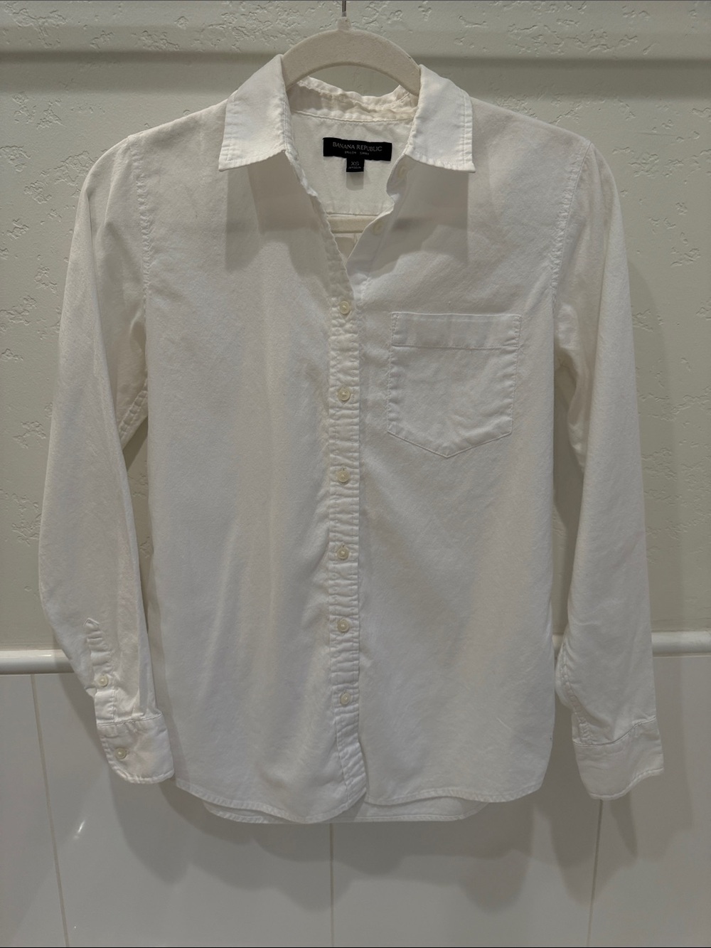 Banana Republic women’s white 100% cotton button-down shirt